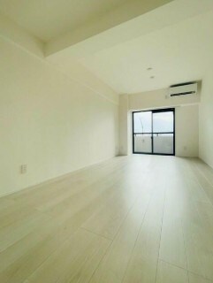 物件内観写真3　(9.3帖のきれいな洋室。)