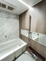 物件内観写真4　(追い焚き機能、浴室乾燥機付きバス。)