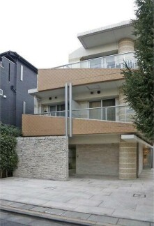 物件外観写真1　(鉄筋コンクリート造のがっちりとした建物。)