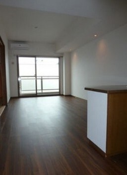 物件内観写真3　(13.4帖の広いリビング。)