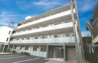 物件外観写真1　(鉄筋コンクリート造のがっちりとした建物。)