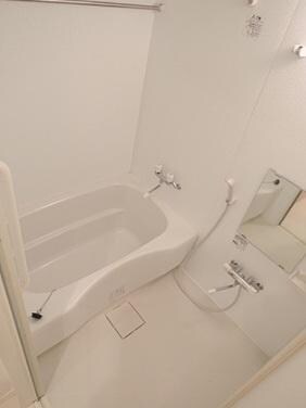 物件内観写真4　(浴室乾燥機付きバス。)