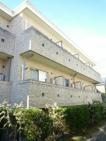 物件外観写真1　(鉄筋コンクリート造のがっちりとした建物。)