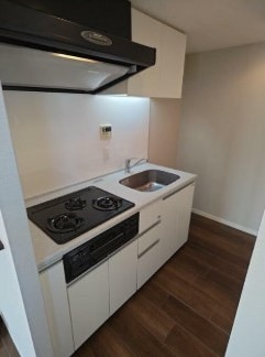 物件内観写真3　(グリル付き３口コンロ。)