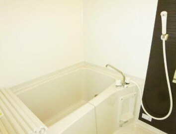 物件内観写真4　(追い焚き機能、浴室乾燥機付きバス。)