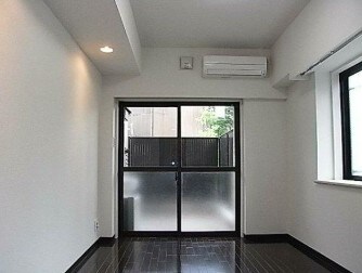 物件内観写真3　(6.6帖のきれいな洋室。)