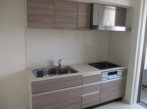 物件内観写真4　(3口ガスコンロのシステムキッチン。)