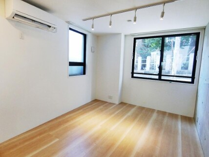 物件内観写真2　(きれいな洋室。)