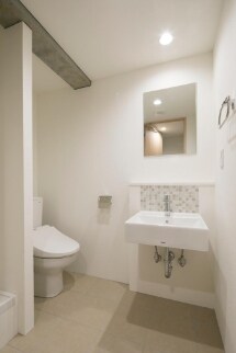 物件内観写真5　(温水洗浄便座。)