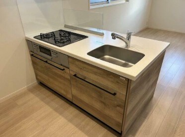 物件内観写真3　(グリル付き３口コンロ。)