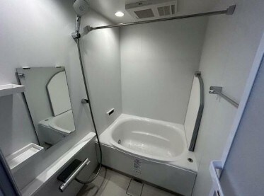 物件内観写真4　(追い焚き機能、浴室乾燥機付きバス。)