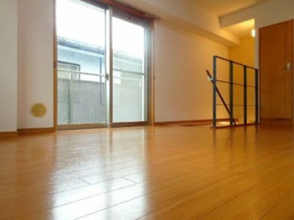 寝室(きれいなフローリング。)
