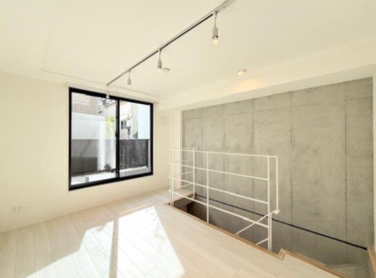 物件内観写真3　(8.2帖のきれいな洋室。)