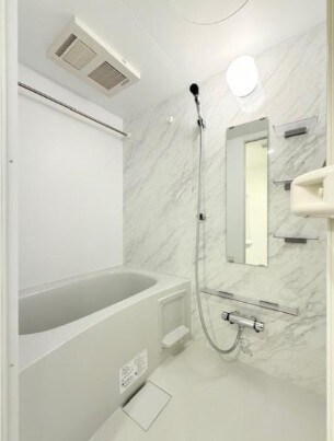 物件内観写真5　(追い焚き機能、浴室乾燥機付きバス。)