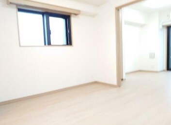 物件内観写真2　(9.5帖のきれいなDK。)