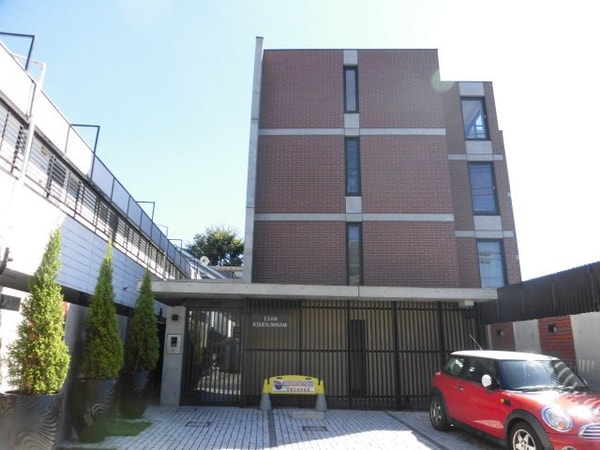 外観(鉄筋コンクリート造のがっちりとしたマンション。)