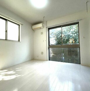 物件内観写真2　(明るい洋室！)