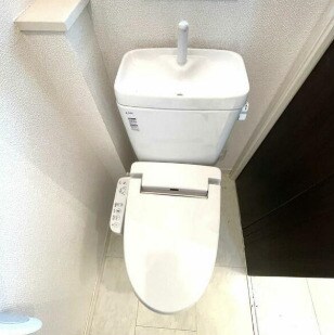 物件内観写真5　(温水洗浄便座。)