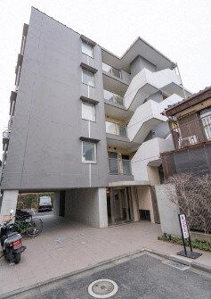 物件外観写真1　(鉄筋コンクリート造のがっちりとした建物。)