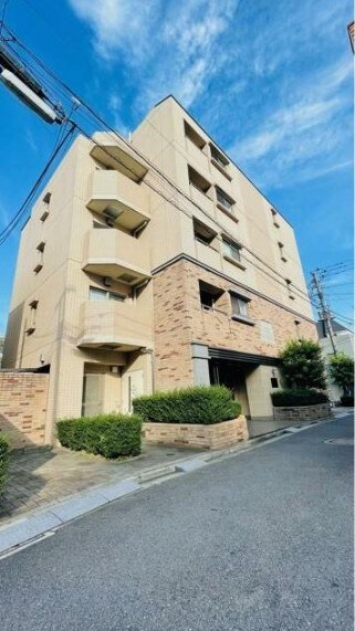 物件外観写真1　(鉄筋コンクリート造のがっちりとした造り。)