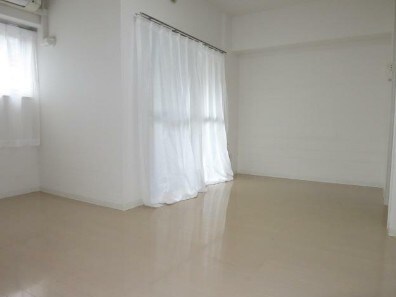 物件内観写真3　(明るい洋室。)