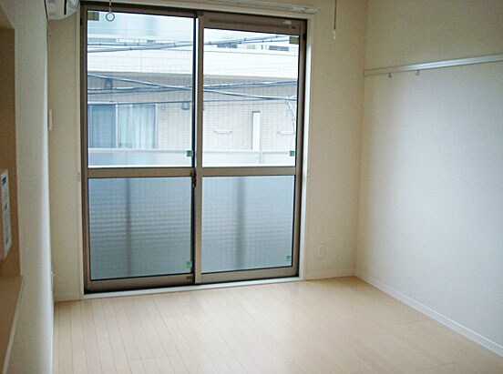 物件内観写真2　(6帖のきれいな洋室。)