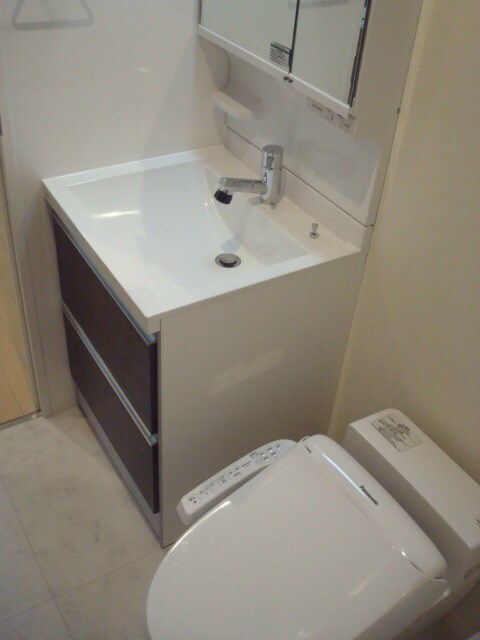 物件内観写真5　(温水洗浄便座。)