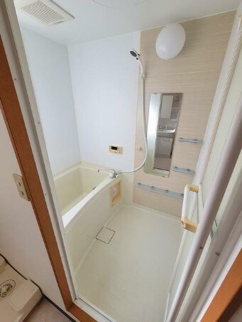 物件内観写真5　(追い焚き機能付きバス。)