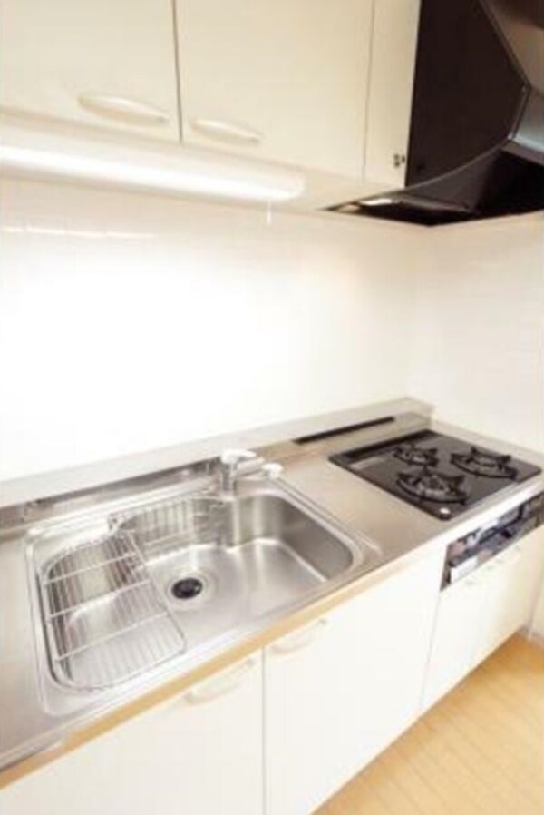 キッチン(システムキッチン・3口コンロ・グリル付き。)