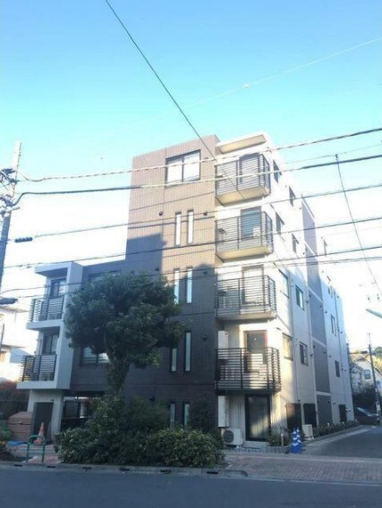 物件外観写真1　(鉄筋コンクリート造のがっちりとした建物。)