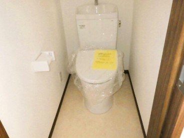 物件内観写真5　(温水洗浄便座。)