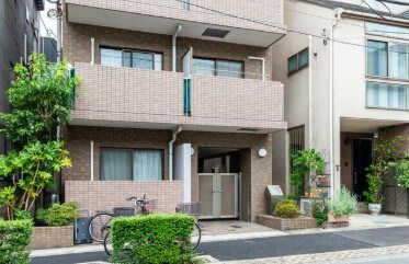 物件外観写真1　(鉄筋コンクリート造のがっちりとした建物。)