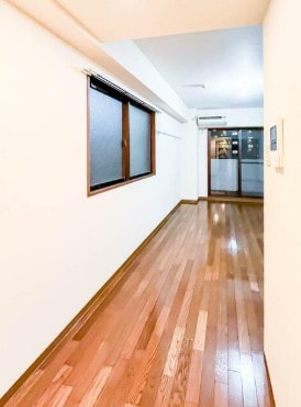 物件内観写真2　(7.9帖のきれいな洋室。)