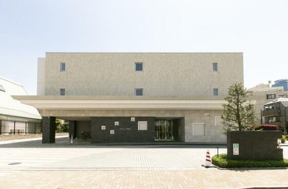 物件外観写真1　(鉄筋コンクリート造のがっちりとした建物。)