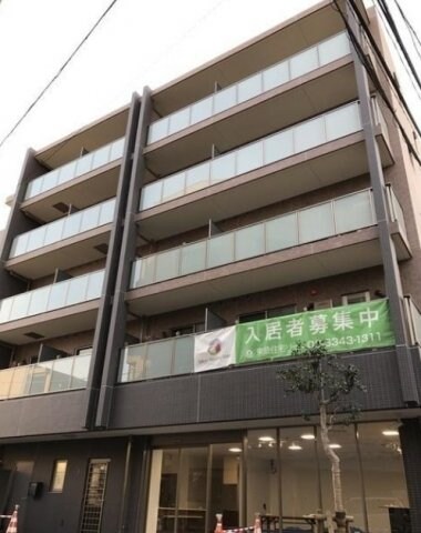 物件外観写真1　(鉄筋コンクリート造のがっちりとした建物。)
