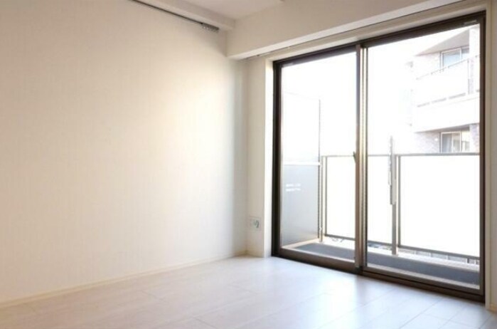 物件内観写真4　(6.7帖のきれいな洋室。)