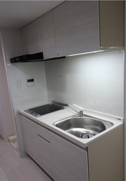 物件内観写真5　(2口IHのシステムキッチン。)