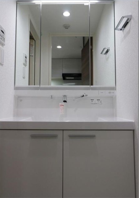 物件内観写真8　(嬉しい独立洗面台付き。)