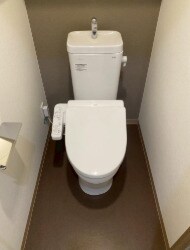 物件内観写真5　(温水洗浄便座。)