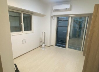 物件内観写真2　(明るい洋室！)