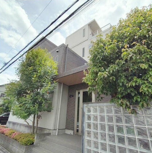 物件外観写真1　(鉄筋コンクリート造のがっちりとした造り。)