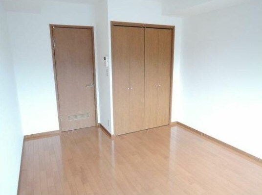 物件内観写真2　(8帖の洋室。)