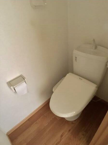 物件内観写真6　(温水洗浄便座。)