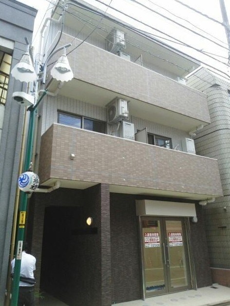 物件外観写真1　(鉄筋コンクリート造のがっちりとした造り。)