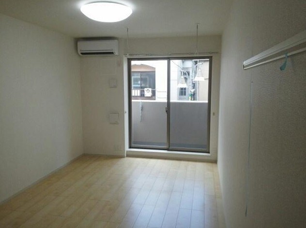 物件内観写真3　(8.4帖の洋室。)