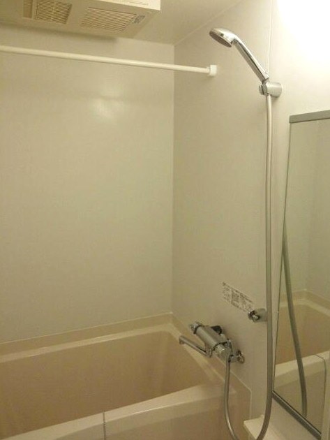 物件内観写真5　(追い焚き・浴室乾燥機付きバス。)