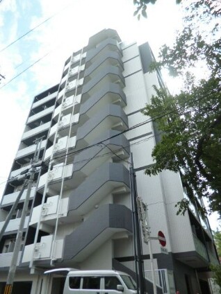 物件外観写真1　(鉄筋コンクリート造のがっちりとした造り。)