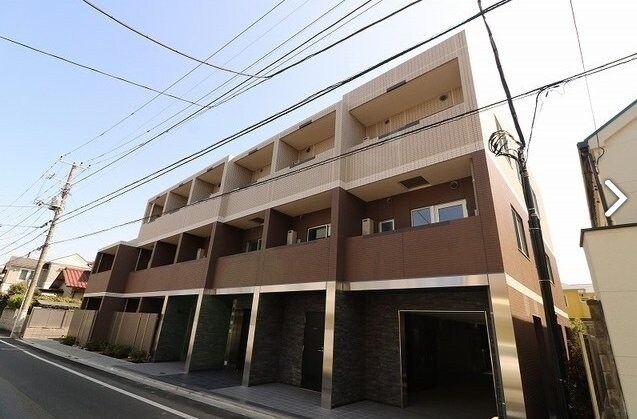 物件外観写真1　(鉄筋コンクリート造のがっちりとした建物。)