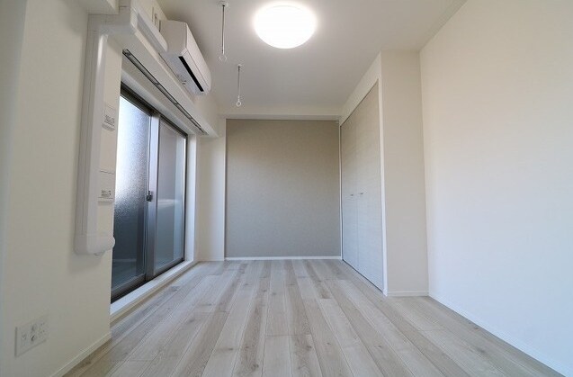 物件内観写真3　(7.5帖のきれいな洋室。)