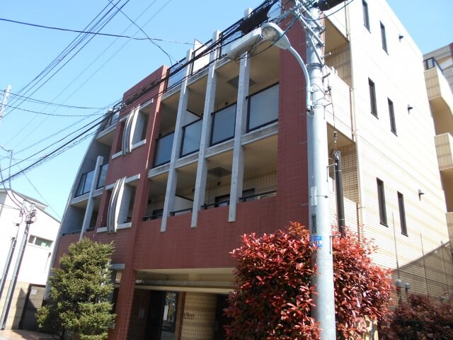 物件外観写真1　(鉄筋コンクリート造のがっちりとした建物。)